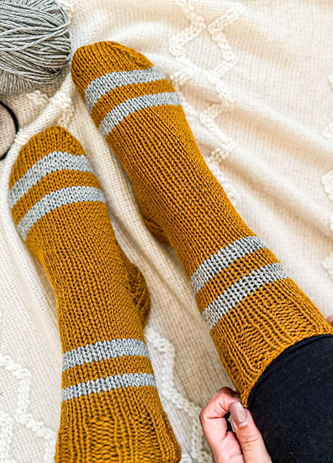Cozy Home Socks Free Pattern x @julieannknitter – weareknitters